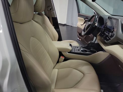 Used 2022 Toyota Highlander XLE AWD/4WD image 32