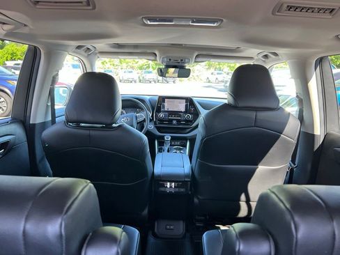 Used 2024 Toyota Highlander XLE AWD/4WD image 21