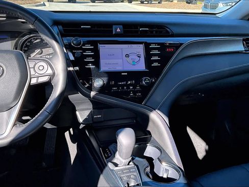 Used 2020 Toyota Camry SE image 6