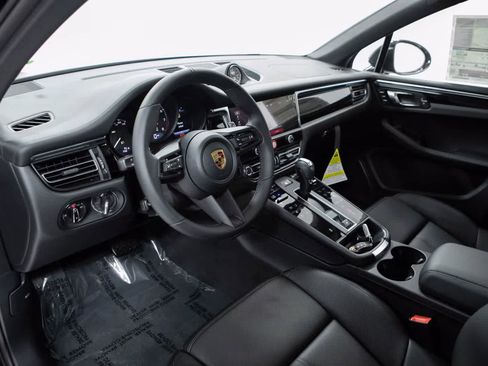 Certified 2026 Porsche Macan AWD/4WD image 4