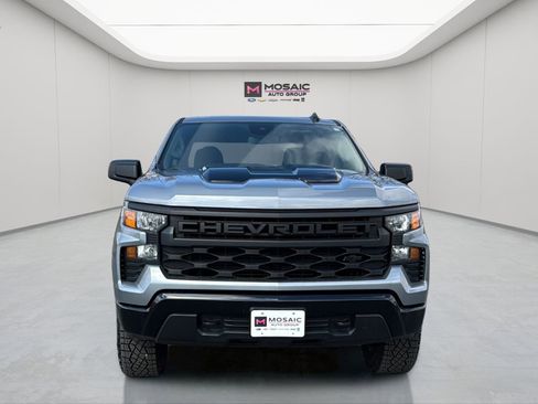 Used 2024 Chevrolet Silverado 1500 Custom Trail Boss w/ Dark Appearance Package AWD/4WD image 2
