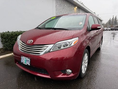 Used 2017 Toyota Sienna Limited Premium image 4