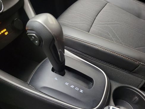 Used 2022 Chevrolet Trax LT w/ LT Convenience Package image 27