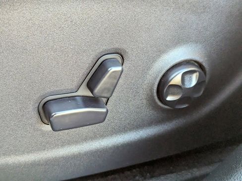 Used 2019 Jeep Cherokee Latitude Plus w/ Comfort/Convenience Group image 27