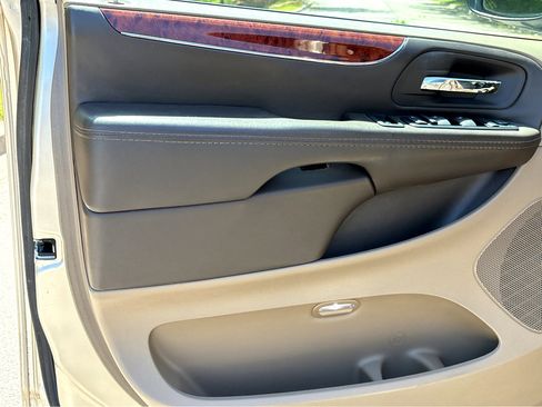 Used 2015 Chrysler Town & Country Touring w/ Driver Convenience Group FWD image 16