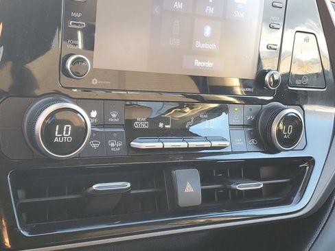 Used 2021 Toyota Highlander L FWD image 21