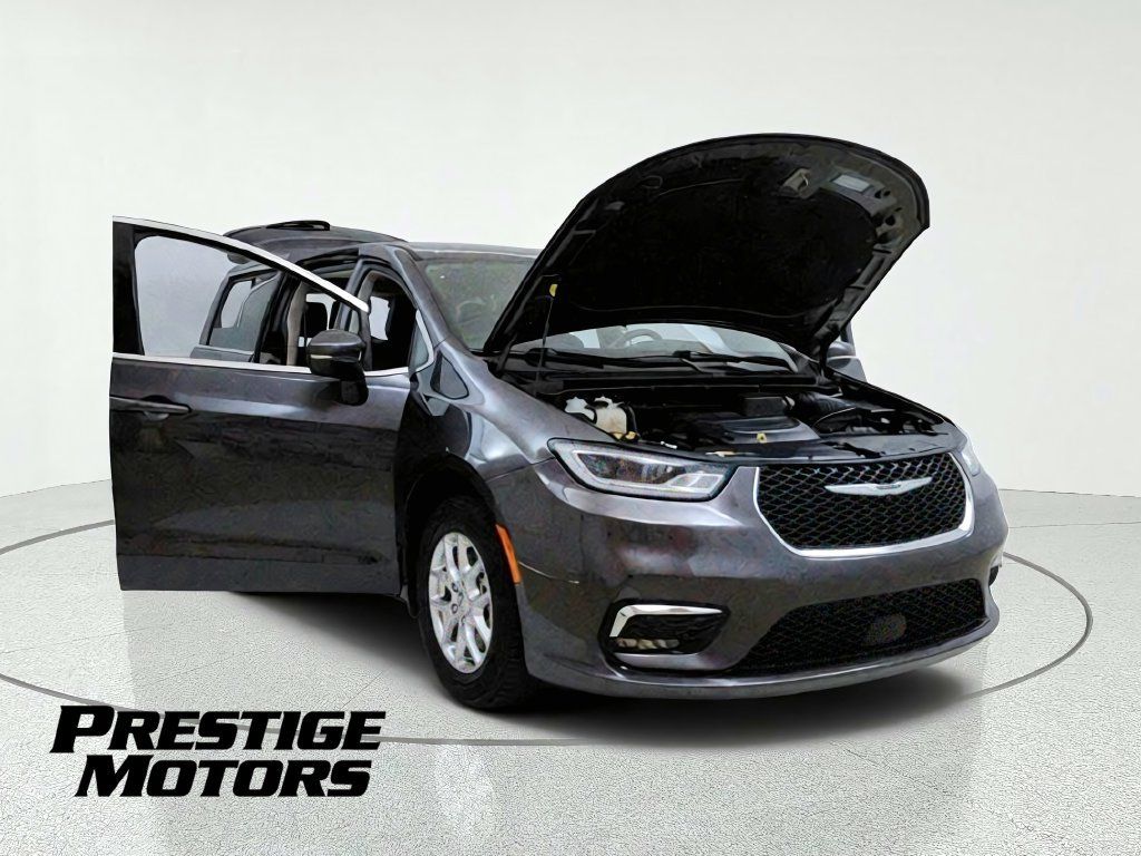 Used 2023 Chrysler Pacifica Touring-L FWD image 11
