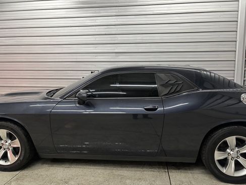 Used 2018 Dodge Challenger SXT image 9
