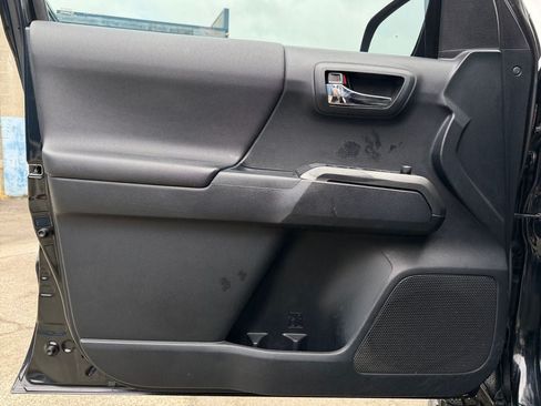 Used 2018 Toyota Tacoma TRD Off-Road AWD/4WD image 20