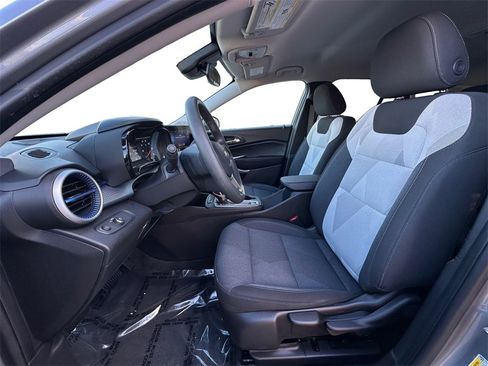 Used 2024 Chevrolet Trax LS w/ LS Convenience Package image 9