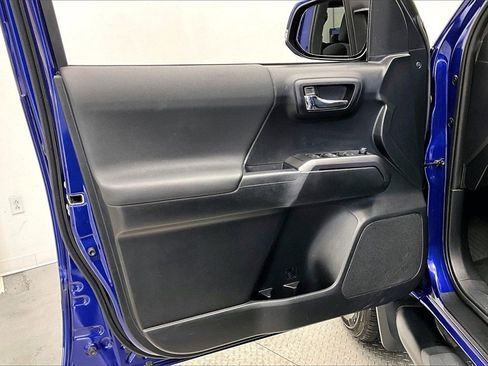 Used 2022 Toyota Tacoma TRD Sport image 18