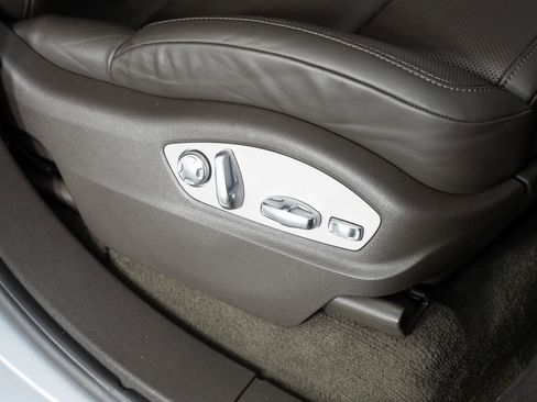 Used 2018 Porsche Cayenne Platinum Edition w/ Premium Package image 28