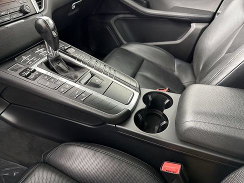 Certified 2018 Porsche Macan AWD/4WD image 32