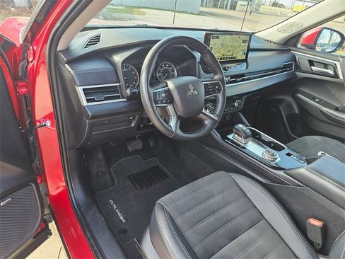 Used 2025 Mitsubishi Outlander SE image 13