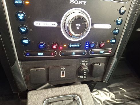 Used 2017 Ford Explorer Limited image 19