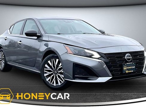 Used 2024 Nissan Altima 2.5 SV image 1