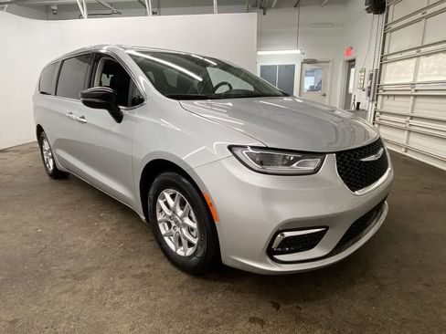 Used 2024 Chrysler Pacifica Touring-L FWD image 8