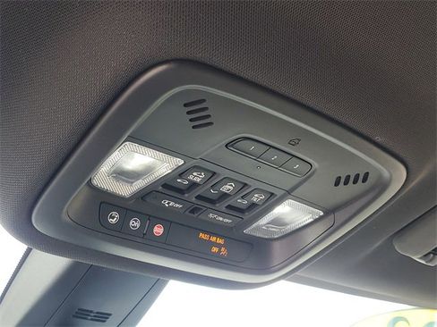 Used 2023 Chevrolet Traverse Premier image 31