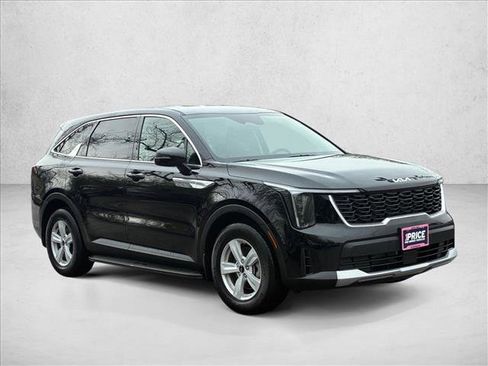 Used 2025 Kia Sorento LX image 3