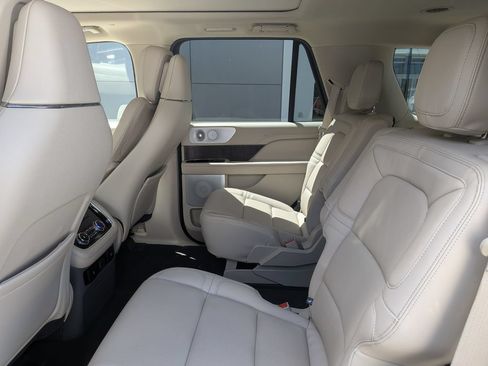Certified 2021 Lincoln Navigator Reserve w/ Luxury Package AWD/4WD image 16