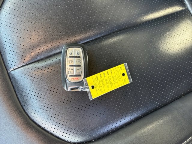 Used 2023 Chrysler Pacifica Touring-L FWD image 17
