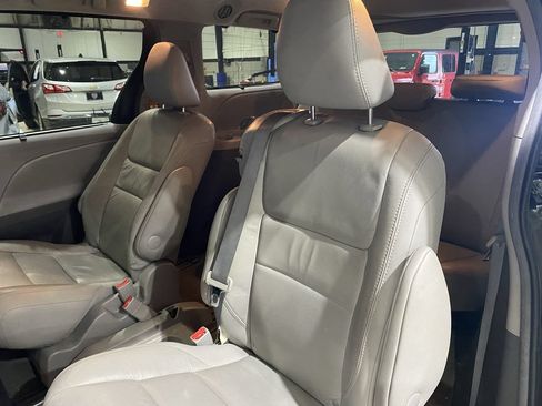 Used 2017 Toyota Sienna XLE w/ XLE Navigation Package FWD image 5