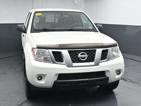 Used 2021 Nissan Frontier SV image 2