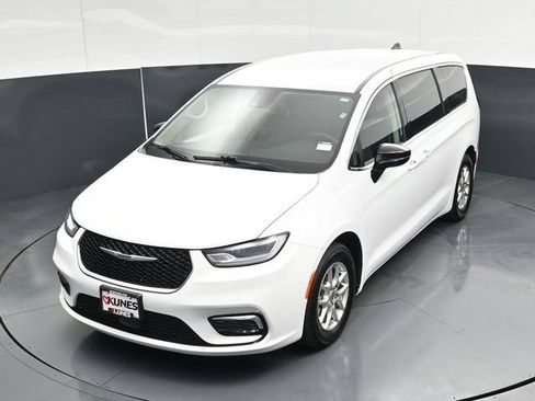 Certified 2024 Chrysler Pacifica Touring-L FWD image 54