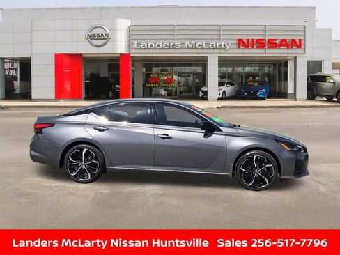 Used 2025 Nissan Altima 2.5 SR w/ SR Premium Package image 2