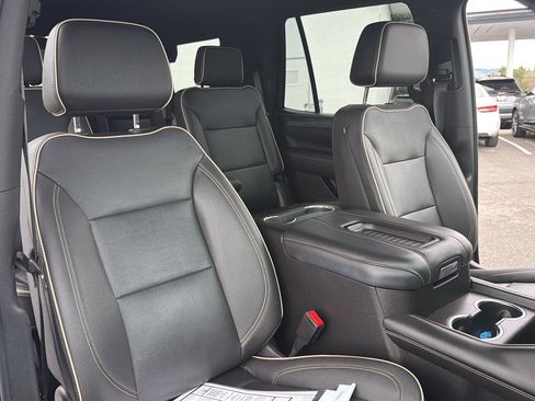 Used 2023 GMC Yukon SLT w/ SLT Premium Package image 11