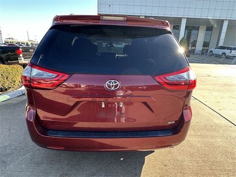 Used 2020 Toyota Sienna XLE image 6