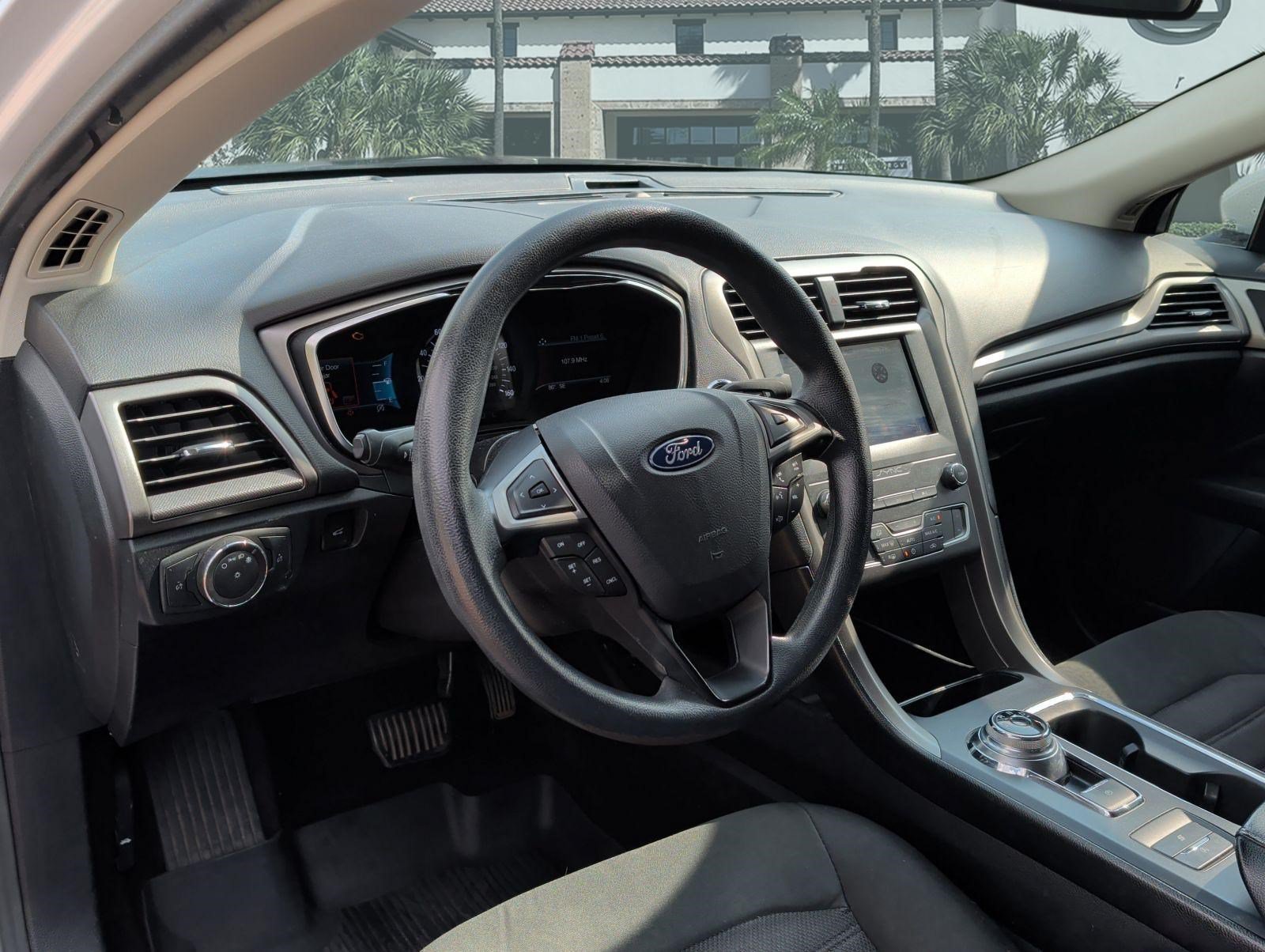Used 2020 Ford Fusion SE FWD image 12