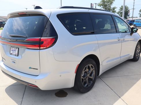Used 2024 Chrysler Pacifica Premium FWD image 5