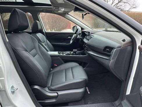 Used 2023 Nissan Rogue SV w/ SV Premium B Package image 23