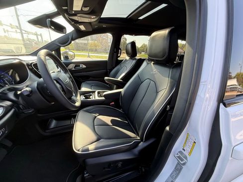 New 2025 Chrysler Pacifica Limited FWD image 17