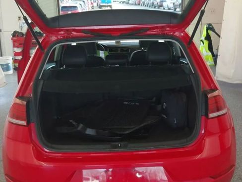 Used 2018 Volkswagen Golf SE image 9