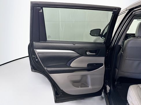 Used 2019 Toyota Highlander XLE image 28