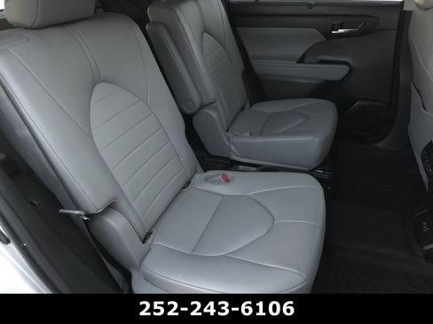 Used 2023 Toyota Highlander XLE FWD image 37