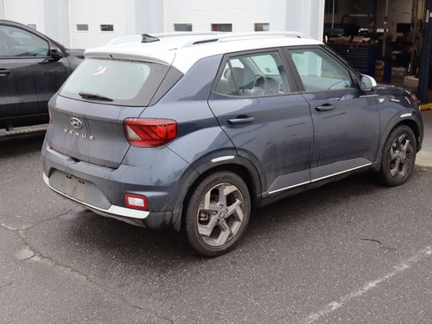 Used 2022 Hyundai Venue Limited image 10