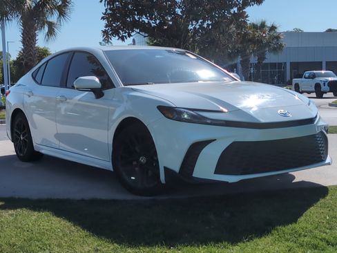 Certified 2025 Toyota Camry SE image 2