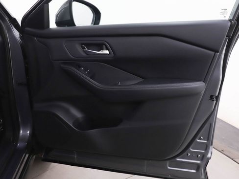 Used 2025 Nissan Rogue SV image 11