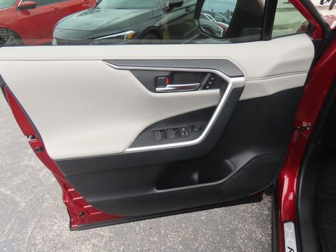 Used 2025 Toyota RAV4 Limited AWD/4WD image 25