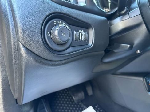 Used 2023 Jeep Renegade Latitude image 27