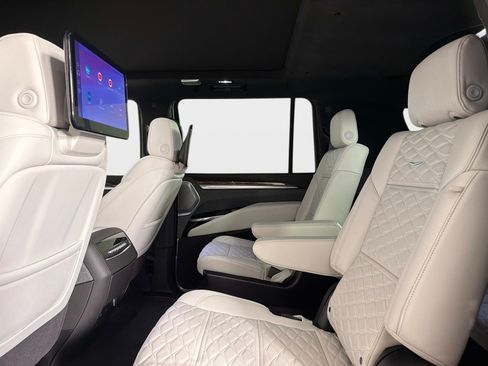 Used 2026 Cadillac Escalade ESV Platinum Sport AWD/4WD image 32