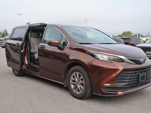 Used 2022 Toyota Sienna LE FWD image 9