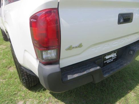 Used 2020 Toyota Tacoma SR AWD/4WD image 9