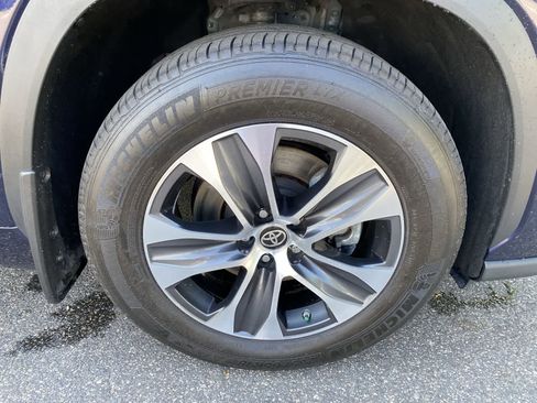 Used 2023 Toyota Highlander XLE AWD/4WD image 17