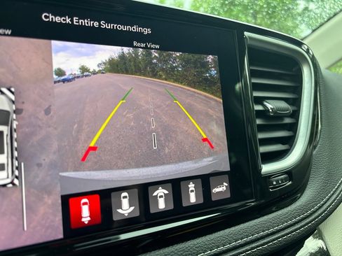 Used 2023 Chrysler Pacifica Limited AWD/4WD image 15