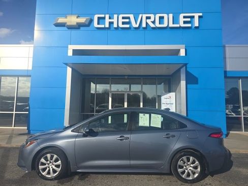 Used 2025 Toyota Corolla LE image 2