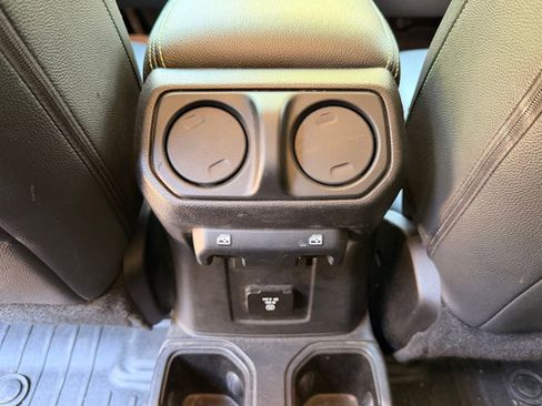 Used 2019 Jeep Wrangler Unlimited Sahara w/ Uconnect 4C Nav & Sound Group AWD/4WD image 16